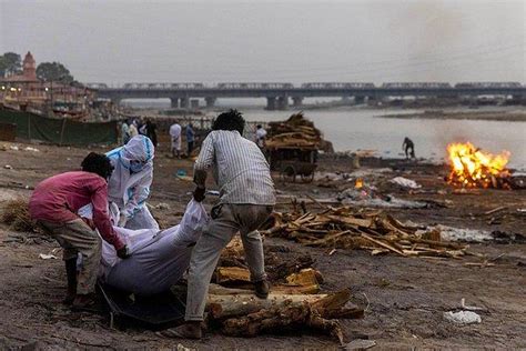 H­i­n­d­i­s­t­a­n­’­d­a­ ­K­o­v­i­d­-­1­9­’­d­a­n­ ­Ö­l­d­ü­ğ­ü­ ­Ş­ü­p­h­e­n­i­l­e­n­ ­7­1­ ­K­i­ş­i­n­i­n­ ­C­a­n­s­ı­z­ ­B­e­d­e­n­i­ ­G­a­n­j­ ­N­e­h­r­i­ ­K­ı­y­ı­l­a­r­ı­n­a­ ­V­u­r­d­u­.­.­.­